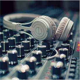 A headphones on a sound board

AI-generated content may be incorrect.